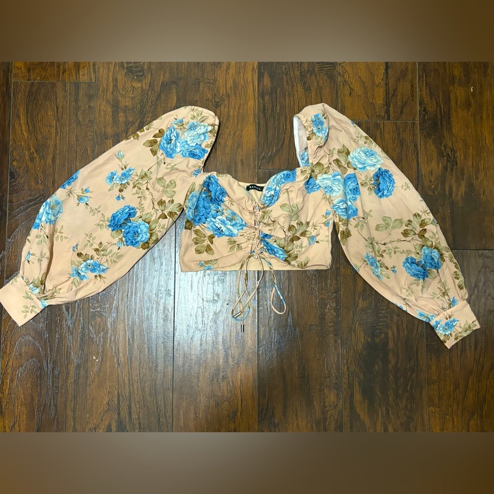 Puffy long sleeve flower crop top